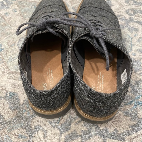 TOMS Men’s Barely Worn Fabric Lace Up Gray Shoes - Picture 4 of 6